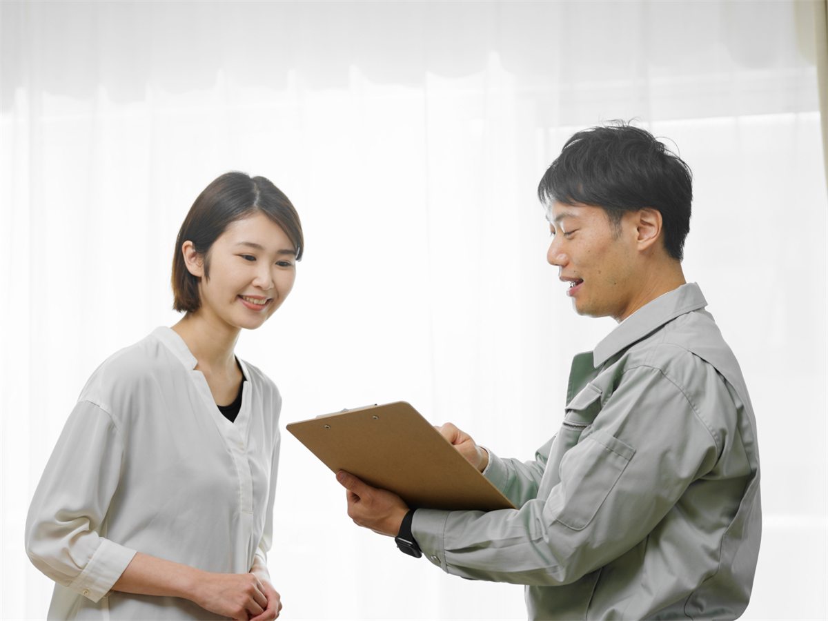 見積り内容を説明するスタッフ
