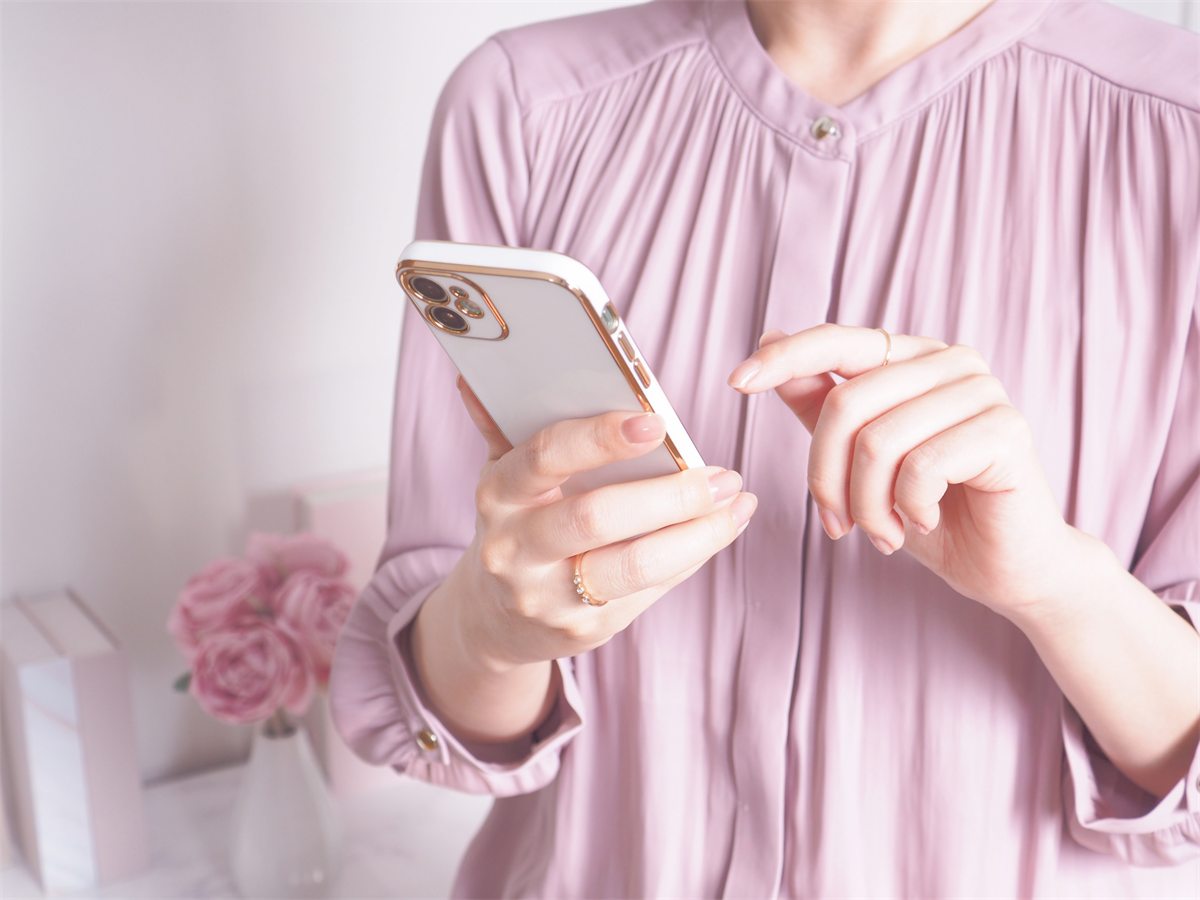 スマートフォンで問い合わせをするお客様
