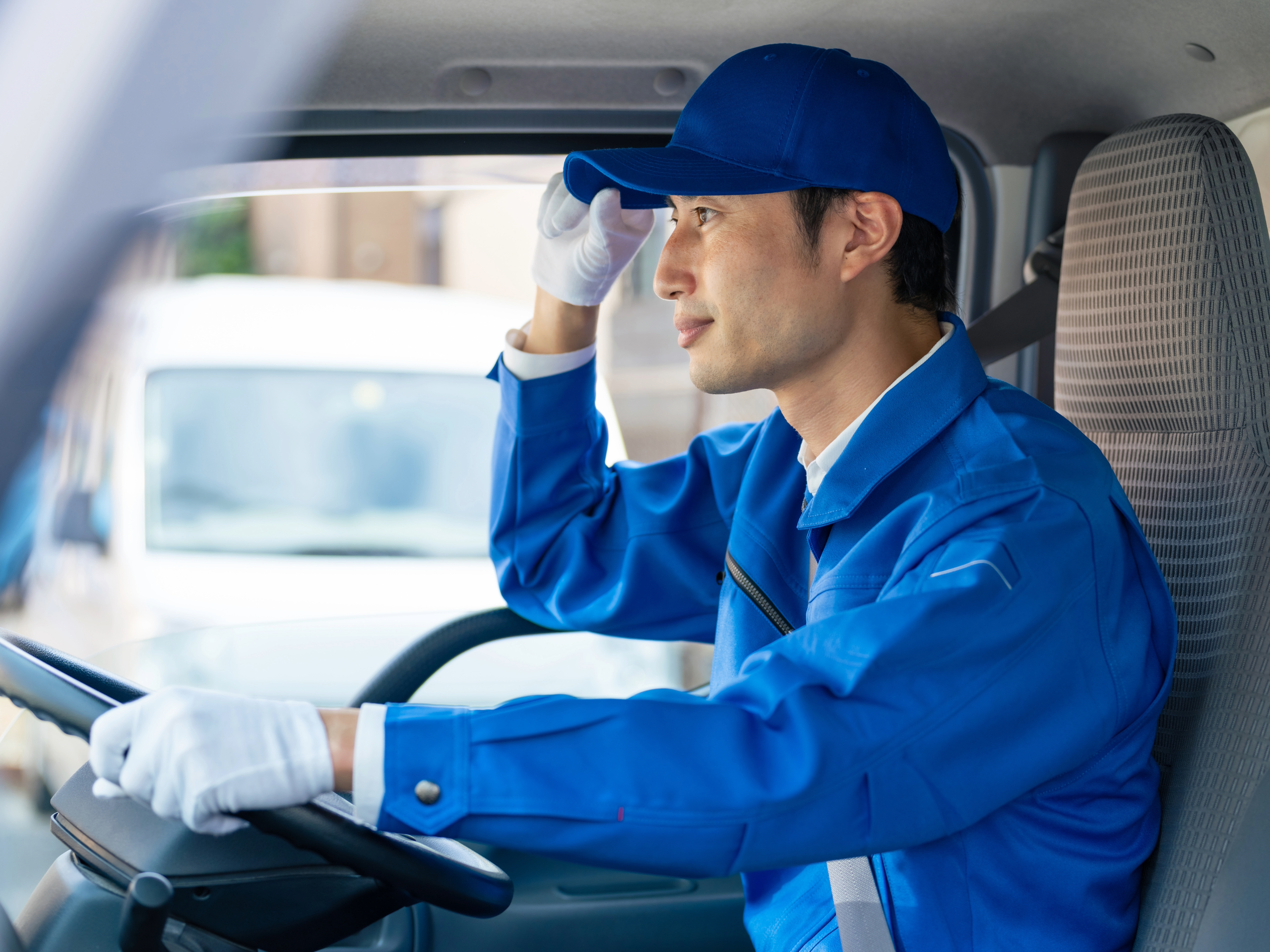 作業服姿のスタッフが車で現場へ向かう様子